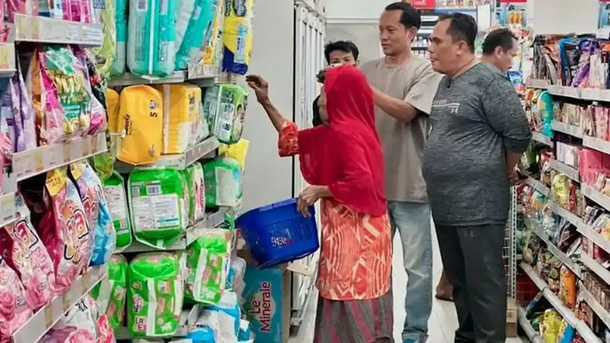 Minimarket Bu Tri: Tempat Belanja Harian yang Tak Pernah Pudar di Darmakradenan